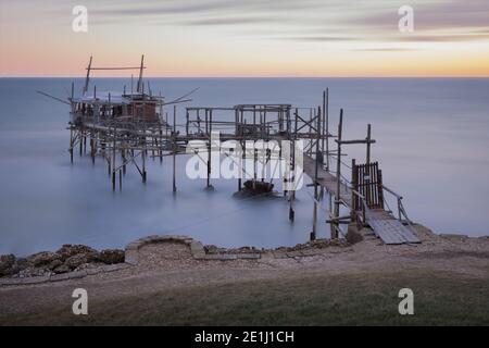 Alte Fischmaschine am Meer. Abruzzen, Italien. Langzeitbelichtung. Der Name der Struktur lautet `trabocco`. Stockfoto